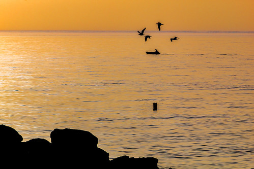 mare sea barca tramonto sunset sicilia sicily brolo italia italy sud south meridione pescatori scoglio canon eos canoneos1200d canonefs canonefs55250isii