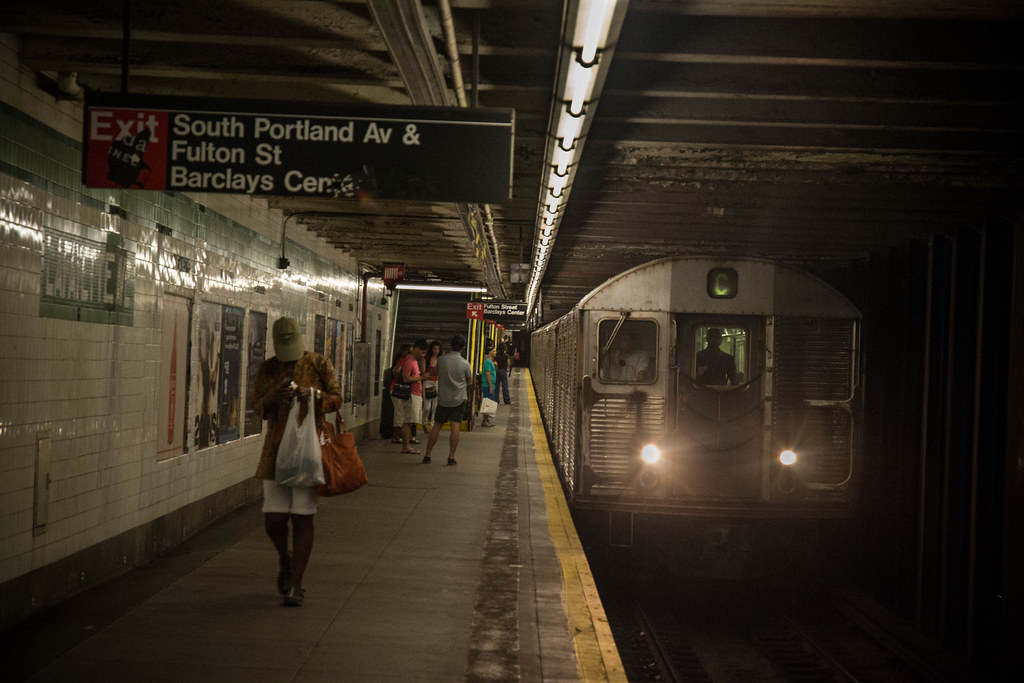 New York Mta Nyc Subway R32 C Train Enters Clinton Wahinto Flickr