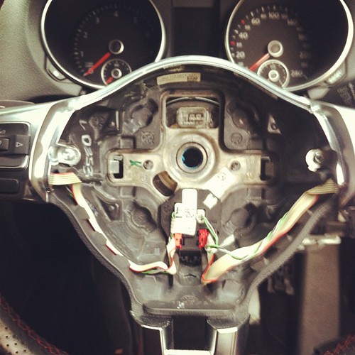 Nah! Hambik, aku kene wiring stereng tiptron Golf GTI.. Ko ade.? #stereng #vw #golf #gti #tsi #mk6 #wiring #barai #BAMbee #pelik #firsttime | by emiez87