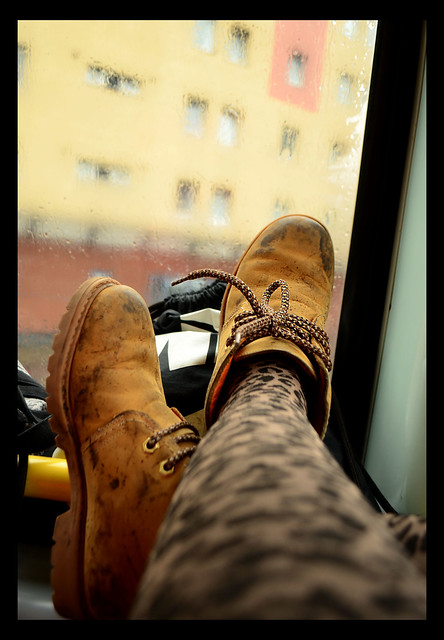 Unas botas, unas piernas, una ventana.