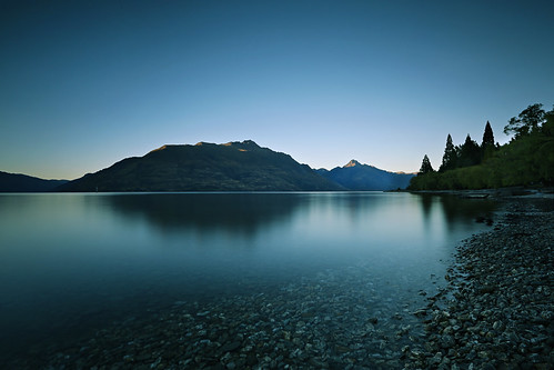 firstlightatlakewakatipu firstlight lakewakatipu queenstown southisland newzealand otago calmmorning bluesky canon5dmarkiii ef1635mmf28liiusm longexposure leefilters landscape twilight serenity tranquil