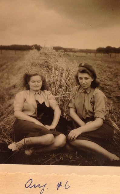 1946 Liesje van t Hooft and Hannie (right) UNRRA Diepholz