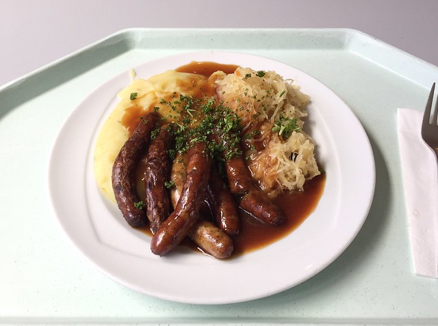 Nuremberger fried sausages with sourcrout & mashed potatoes / Nürnberger Rostbratwürste mit Sauerkraut & Kartoffelpüree