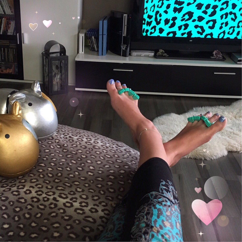 So nun ab auf Couch... habe gerade noch trainiert und meine Füße gepflegt 😊...heute ist nicht so schönes Wetter, mal sehen was ich heute anstellen werde...ich wünsche euch allen einen tollen Tag 💖🌷✨#blogger #relax #cou