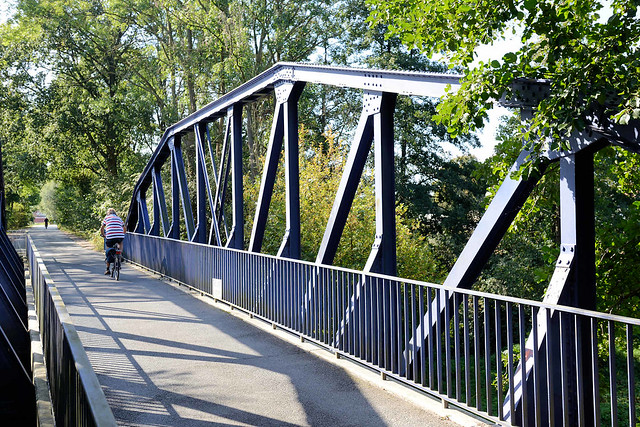 3336 Fußgänger-  und Fahrradbrücke / Achterdiekbrücke über die Gooseelbe in Hamburg Kirchwerder.