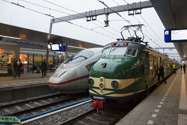 DB ICE-3M-4685 & Stichting Hondekop Mat '54 766 - Utrecht Centraal