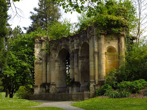 Vestiges du château de Coulommiers:   Portiques concaves qui adoucissaient les angles du fond de la cour et qui paraissent bien avoir été inventés par Salomon de Brosse. Ces portiques sont reproduits dans plusieurs œuvres de Mansart ( Berny, Blois). | by Ackteon