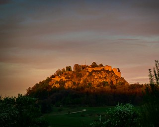 The evening sun just before sunset last sunlight on the ruins of Hohentwiel #hohentwiel #hegau #hegauberge #beautifuldestinations  #nikon #nikontop #nikontop_ #nikon #nikonphotography #nikon_photography #nature #natur #naturelovers #folow_the_grey_sky #fa
