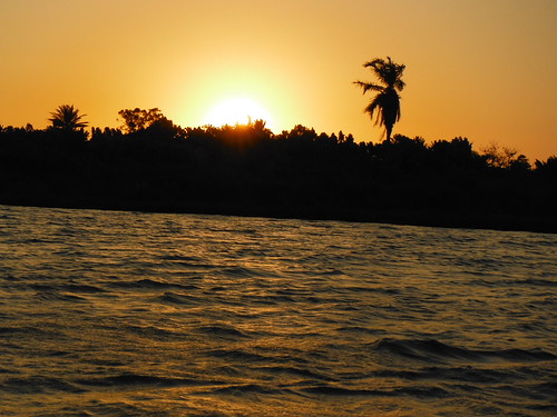 Madagascar. Por el 'canal de los Pangalanes'. Puesta de sol navegando en piragua by escandio, Por el 'canal de los Pangalanes'4 madagascar remo navegacion pangalanes 2013