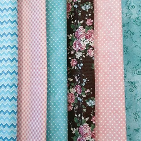 Sobre a paixão por tecidos e montar lindas composições...  #instagramers #patchwork #loucaPorTecidos #azulErosa #Tiffany #robertaPrux