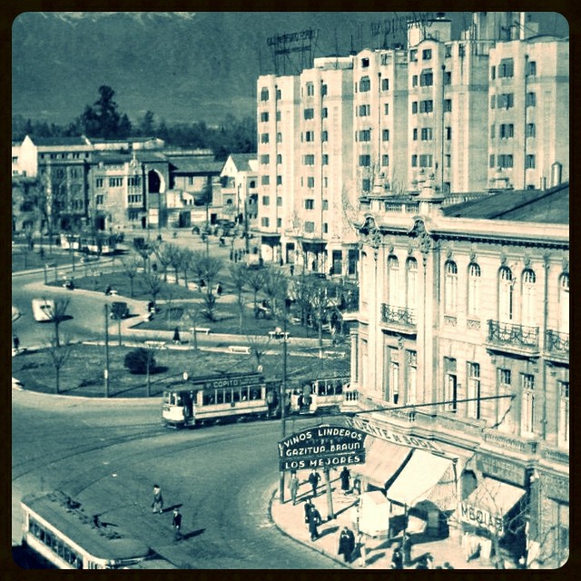 El recordado edificio Nieto, esquina de la Alameda con Vicuña Mackenna, debe ser 1945 aproximadamente