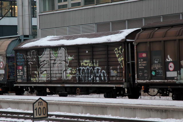 SBB Cargo Güterwagen Hbis-ww 21 85 225 2 296 - 8 mit Graffiti am Bahnhof Bern Bümpliz Nord bei Bern im Kanton Bern der Schweiz