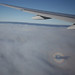 Glórii z letadla jsem vyfotil 20. 6. 2010 krátce před přistáním v Londýně ve Velké Británii po letu z USA a byla záhy následována i kompletním kruhem mlžné duhy s antikrepuskulárními paprsky., foto: Lukáš Shrbený