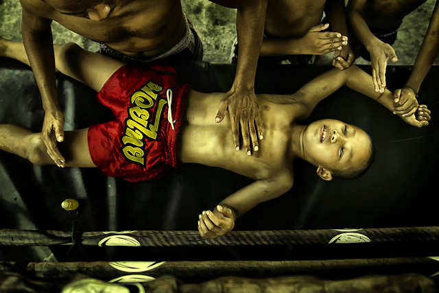 Muay Thai - Oil Massage in preparation for the fight