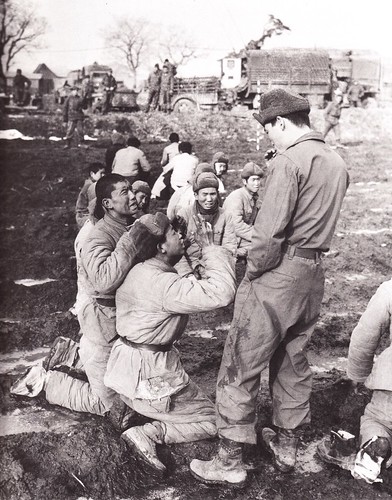 朝鲜战争－ 强迫志愿军战俘下跪求饶命 Korean War