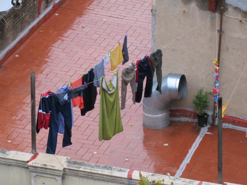 ropa tendida bajo la lluvia / clothes hanging in the rain | Flickr