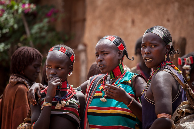 benna tribe girls at the market of Key Afer