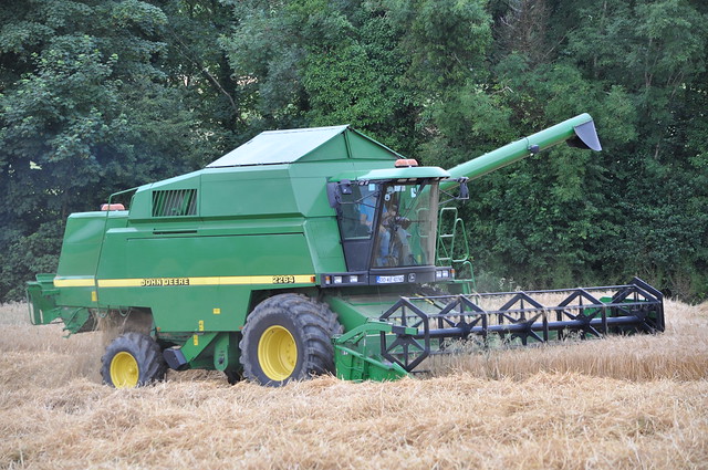 John Deere 2264 Combine Harvester Cutting Winter Barley