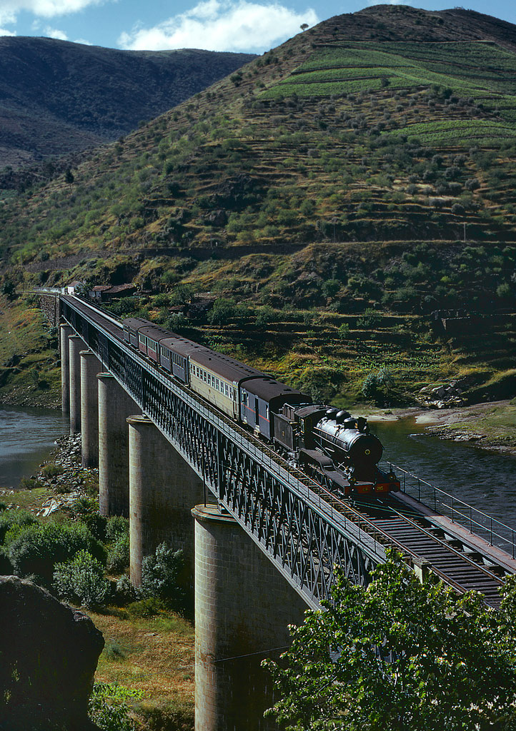 slide-scans-November-15-337-CP-285--almost-head-on Ferradosa bridge, Douro line-flickr
