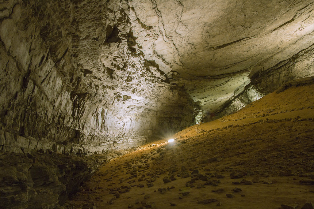 Мамонтова пещера в северной америке. Национальный парк Мамонтова пещера. Флинт Мамонтова пещера. Мамонтова пещера Кентукки. Мамонтовые пещеры в Кентукки.