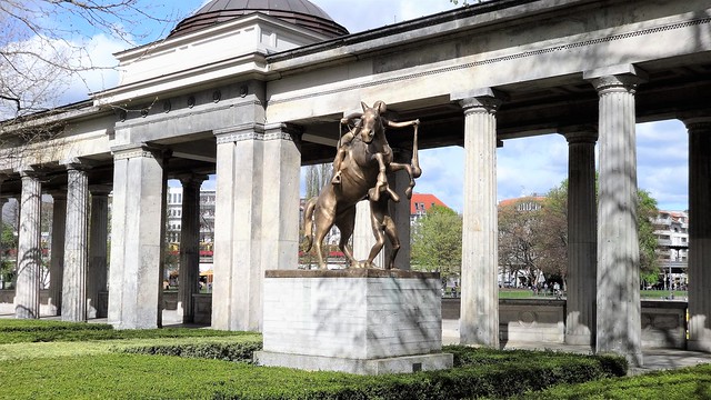 2015/17 Berlin Kopfjäger und Kannibale/The Monument Reiterstatue des Ateliers Joep van Lieshout Bronze Kolonnadenhof Bodestraße in 10178 Museumsinsel