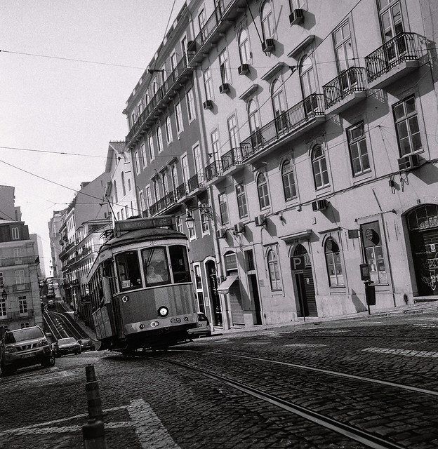 R ~002 ~ Lisboa:  tram 28