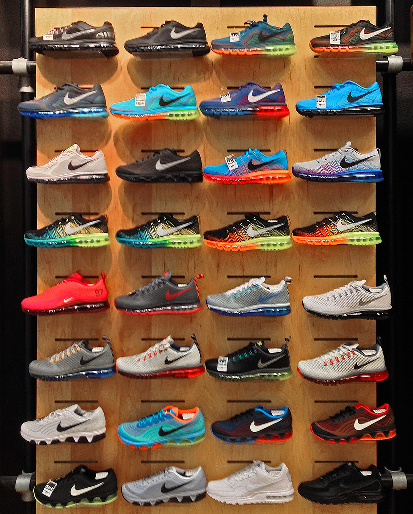 tanto pianista entre The Mall • Nike shoes | Nike shoe display at Finish Line mal… | Flickr