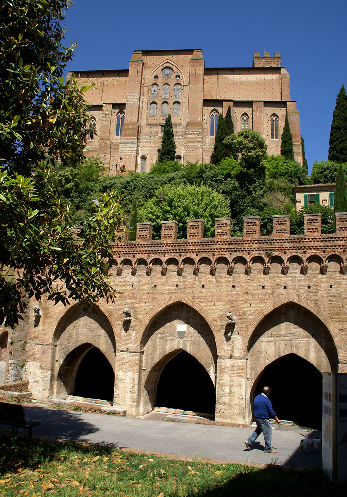 Siena, Via di Fontebranda, Brunnenhaus Fontebranda und Basilica San Domenico (Fountain Fontebranda and Basilica San Domenico)