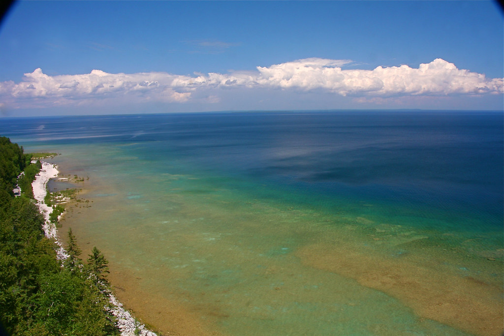 Самое пресноводное озеро северной америки. Озеро Эри Северная Америка. Озеро Гурон Канада. Озера Эри и Онтарио. Великие озера бассейн Атлантического океана в Канаде.