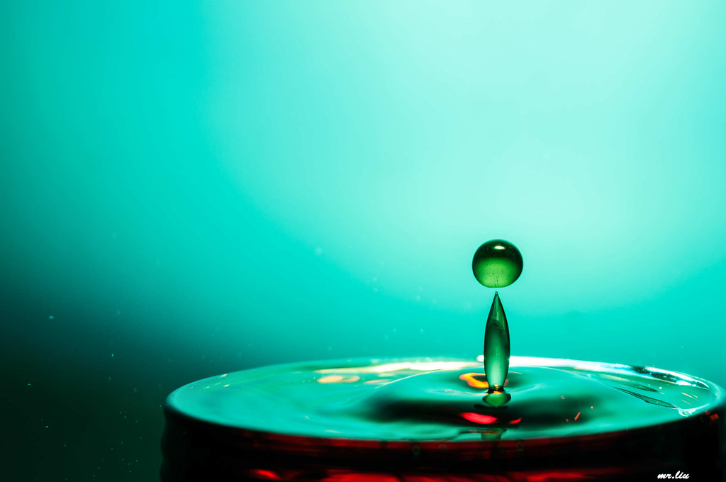 水滴 水滴实验片 背影是白色利用闪光灯色片打出不同的颜色 Zheng Liu Flickr