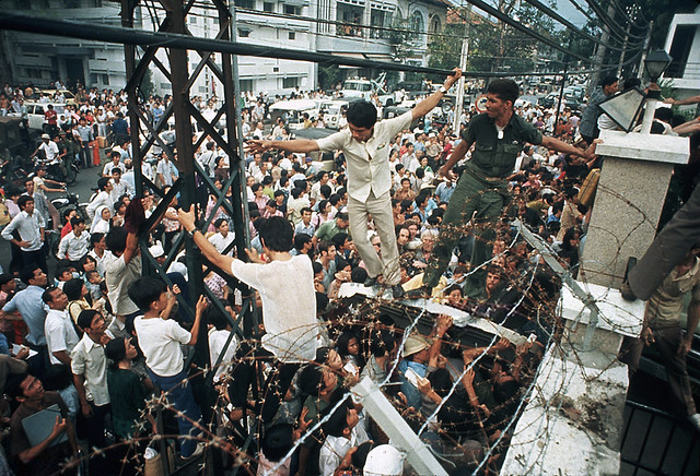 Fall of Saigon in April 1975 - Cổng sau Tòa Đại sứ Mỹ