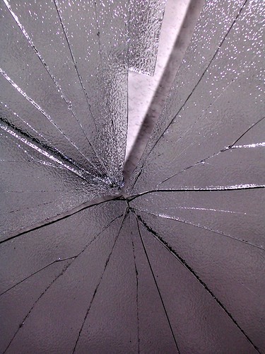 Cristal roto | Broken glass | Alberto Racatumba | Flickr