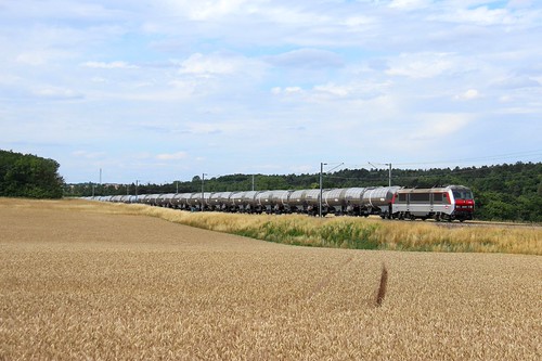 26227 & citernes vers Flacey by Rémi.lapeyre, La 26227 traverse les champs de blé de Flacey en tête d'une longue rame de wagons citernes à destina