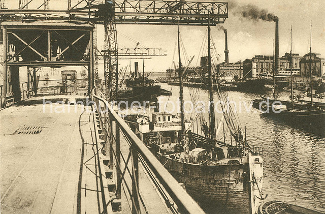 X3444 Historische Hafenbilder aus Hamburg Harburg - Kananlage in einem der Hafenbecken / Seehafen an der Süderelbe; Industrie mit rauchenden Schornsteinen.