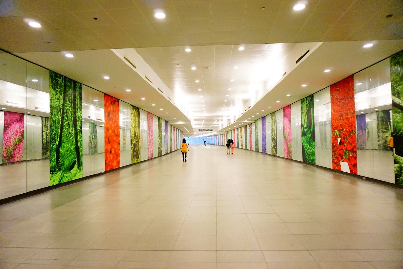 Đường hầm dẫn từ MRT Bayfront đến Gardens