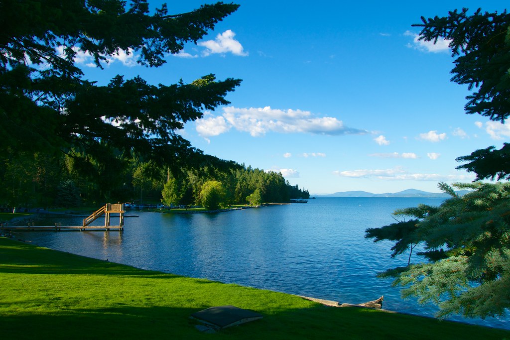 Монтана озеро Флатхед. Озеро Флатхед фото. Флатхед озеро прозрачное. Articles with Lakes.