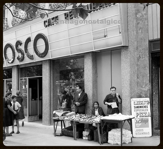 il bosco en 1960, por fin encontré una foto del mitico bar-cafe-restautant IL BOSCO de la Alameda en Santiago. fue inaugurado el 27 de Octubre de 1947 en el local de la Alameda de las Delicias 867 entre la calle Estado y San Antonio