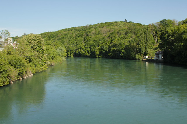 Rhône ( Fluss Fliessgewässer river ) im Kanton Genf - Genève in der Westschweiz - Suisse romande - Romandiein der Schweiz