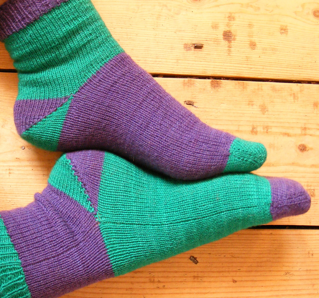 Носочки просто. Вязаные носки. Цветные вязаные носки. Необычные вязаные носки. Оригинальные носки спицами.