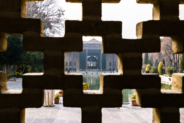 Chehel Sotoun pavilion view from the openwork wall, Isfahan　イスファハン、チェヘル・ソトゥーン宮殿