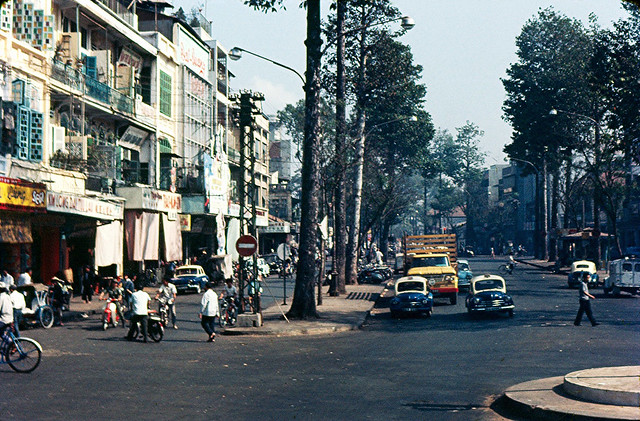 1967 Ngã tư Đồng Khánh-Tổng Đốc Phương (người chụp quay lưng về phía Bưu Điện Cholon). Rạp Đại Quang nằm trong dãy nhà bên trái.