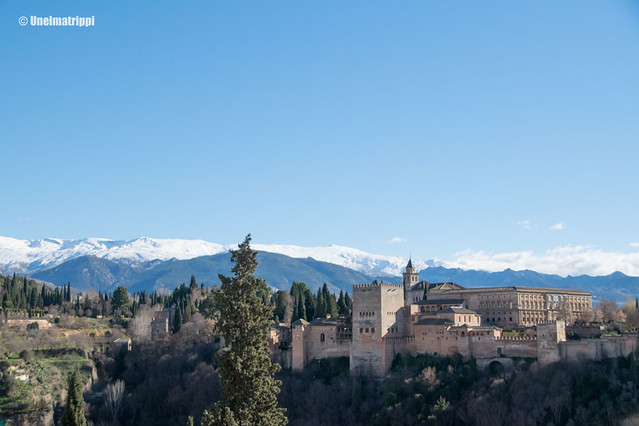 Maisema Alhambrasta ja lumihuippuisista vuorista