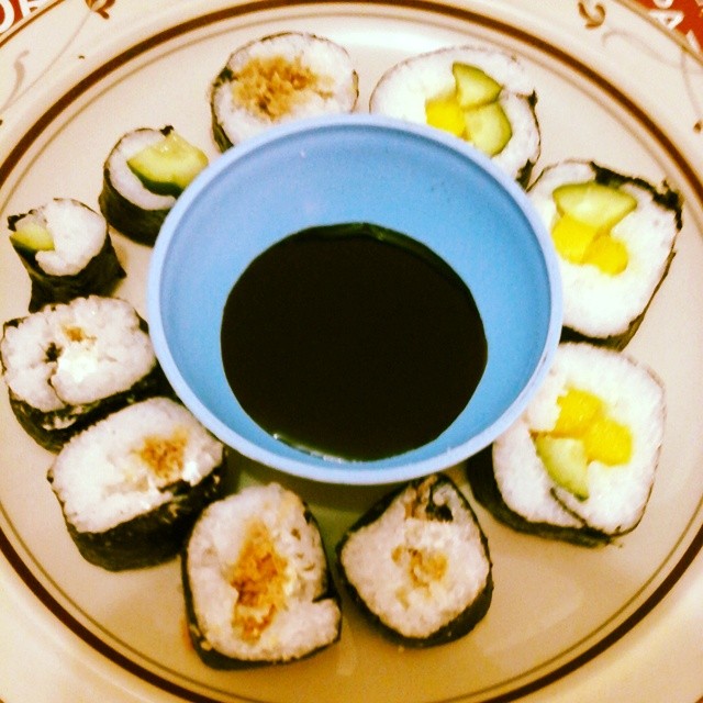 Bom almoço!  Sushi para minha gatinha! #instafood #sushi