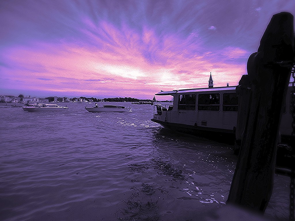 Venice's spleen (intergalatic  psychedelic fake sunset / aurora)