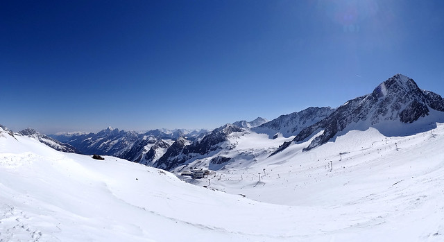 Skigebiet Stubaiergletscher mit Bergstation Gamsgarten