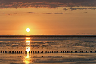 Sonnenuntergang über dem Wattenmeer vor Bensersiel