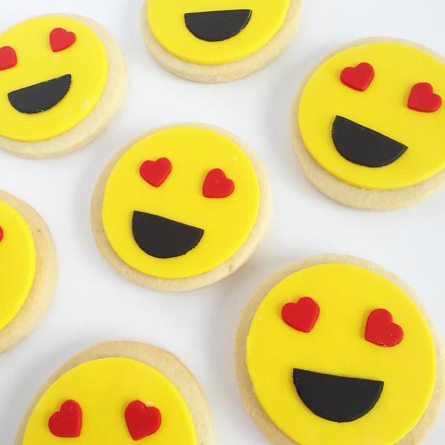 I love you like I love emoji cookies 😍 Valentine's Day just got sweeter. #lvsweets #emojicookies #montrealcookies #wholesale #custom