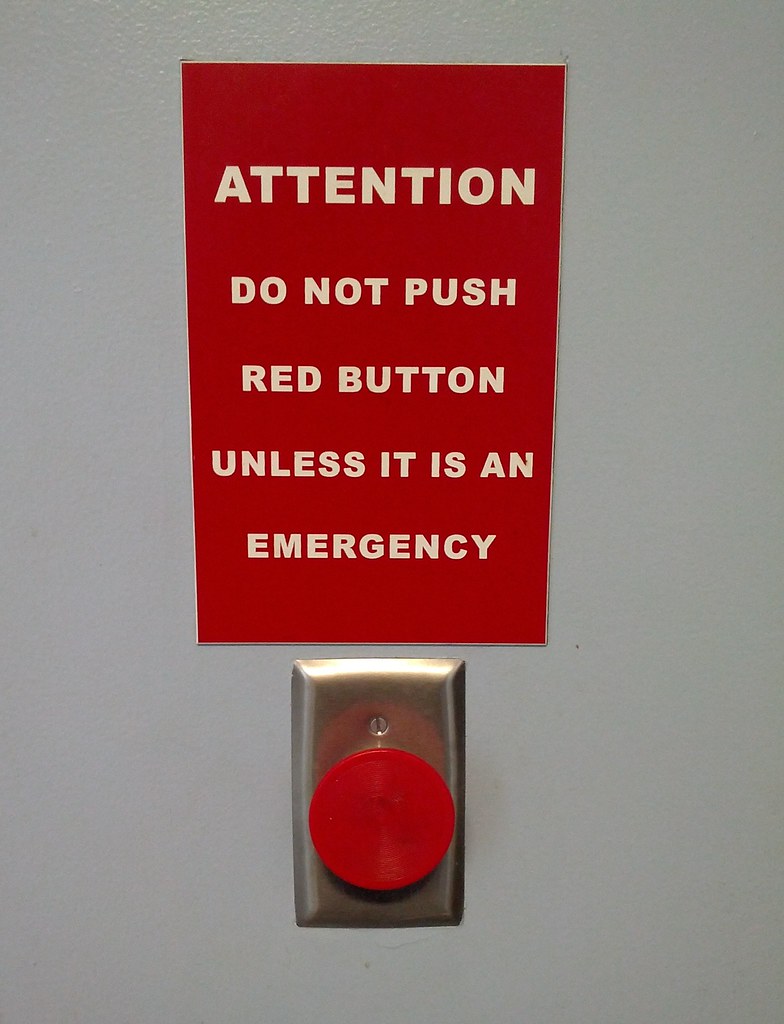 После красной кнопки. Красная кнопка. Красная кнопка на стене. Красная кнопка книжка. Много красных кнопок.