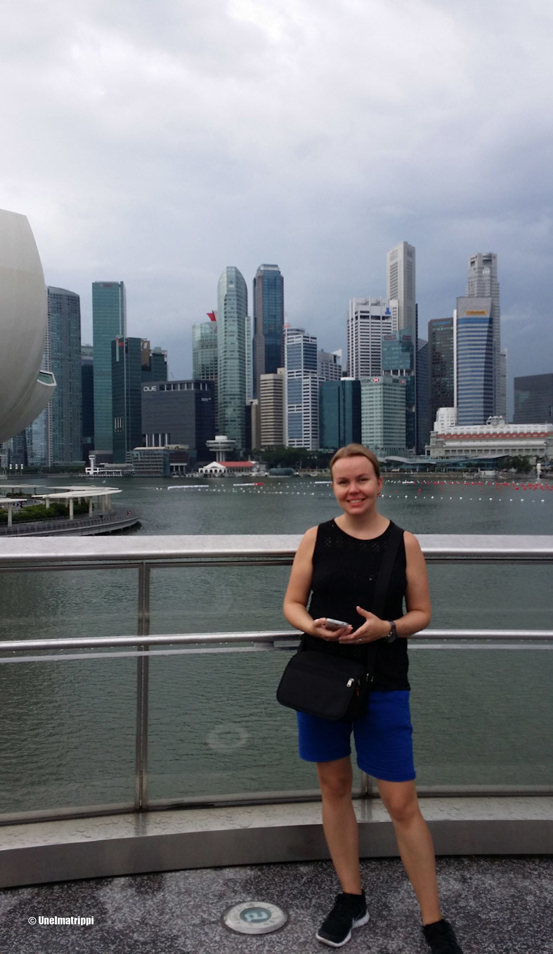 Jenni Singaporen pilvenpiirtäjien edustalla