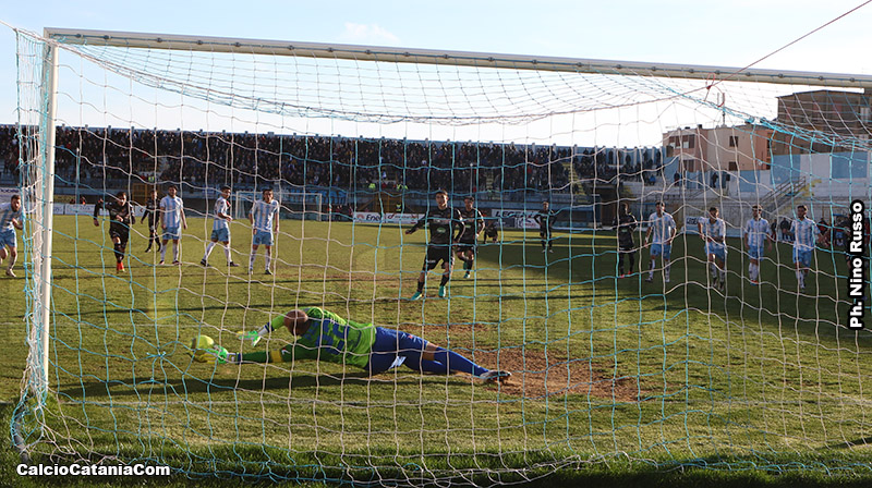 Pasquale Pane, oggi portiere del Picerno, respinge il rigore di Mazzarani in Akragas-Catania 2-1 del febbraio 2017